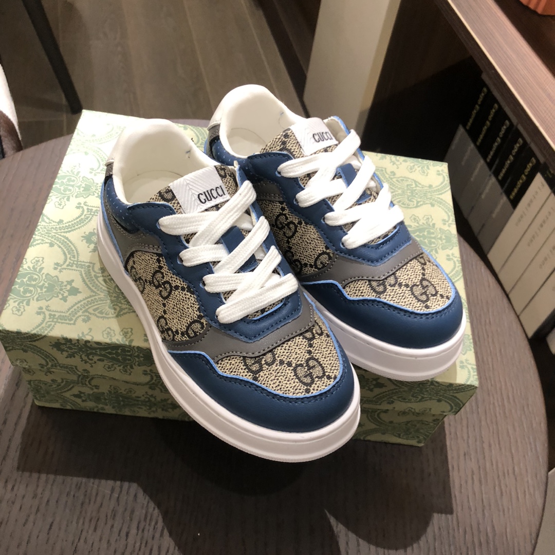 Children's shoes child